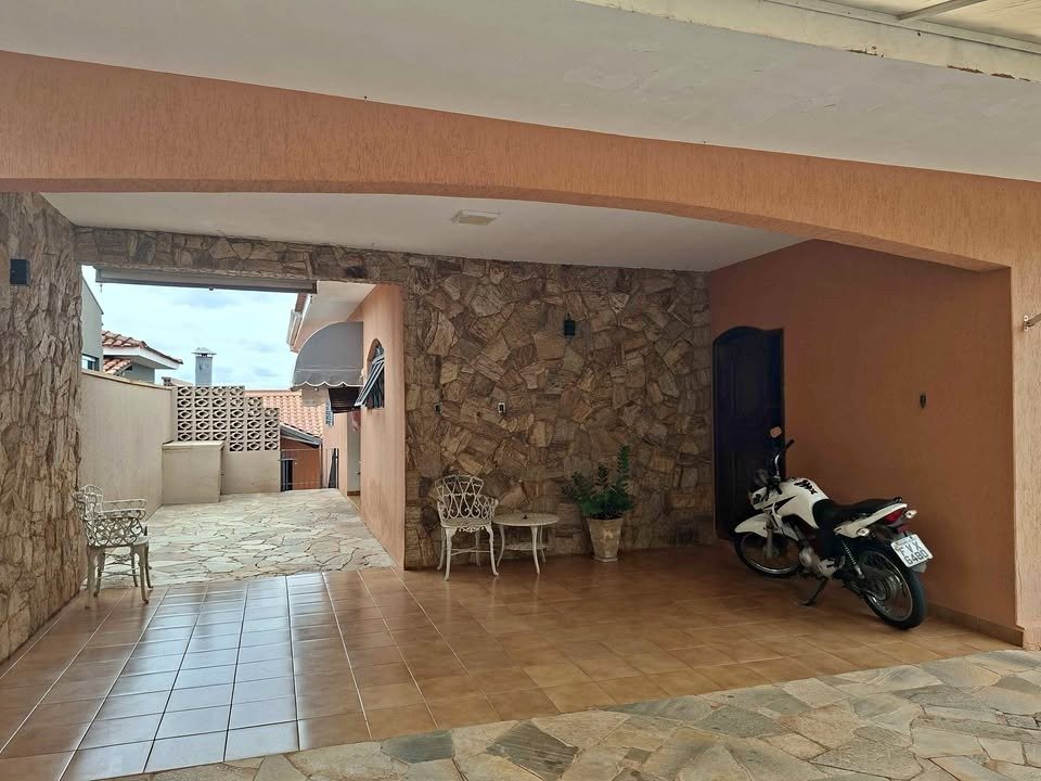 CASA Á VENDA PROXIMO A TOLEDO
